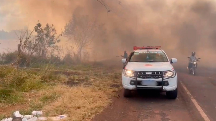 Fogo teve início às 14h desta segunda-feira, 29 - FOTO: Defesa Civil de Assis