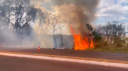 Fogo teve início por volta das 14h desta segunda-feira, 29 - FOTO: Enviada ao Portal AssisCity