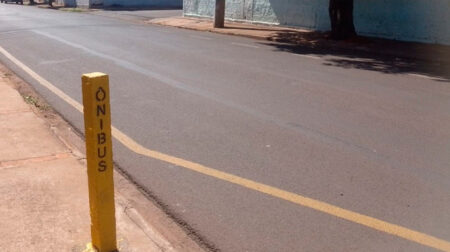 Muitos dos novos pontos de ônibus da cidade não possuem cobertura e bancos - FOTO: Câmara Municipal de Assis