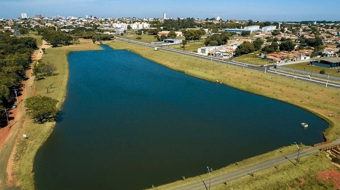 Prefeitura proíbe trânsito de veículos no Parque das Águas em Assis Trânsito de veículos era feito pela margem esquerda do lago - FOTO: Arquivo
