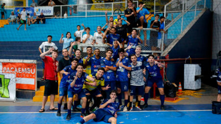 Time comemorou com a torcida o resultado do jogo - FOTO: Divulgação