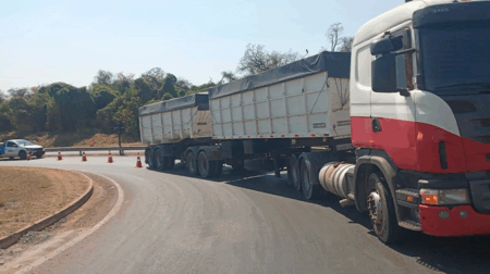 Caminhão ficou parado por cerca de 2h - FOTO: Artesp/Divulgação