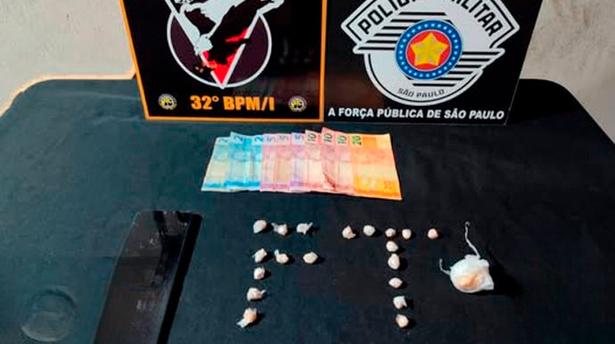 Homem é preso com crack e dinheiro do tráfico durante ação da Força Tática em Assis Drogas foram apreendidas com um homem de 43 anos -FOTO: Polícia Militar