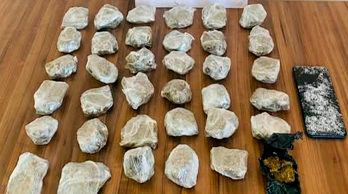 Polícia Militar prende homem suspeito de tráfico de drogas com quase 1kg de maconha em Maracaí Drogas e celular apreendidos - FOTO: Polícia Militar/Divulgação