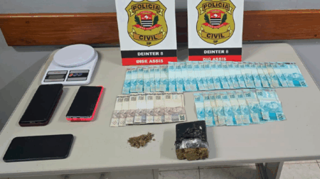 Celulares, drogas e dinheiro apreendidos durante as buscas - FOTO: Polícia Civil/Divulgação