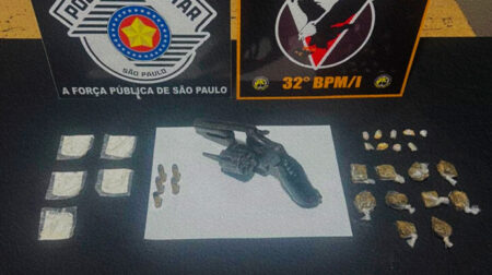 Drogas e armas apreendidas pela polícia durante a abordagem - FOTO: Polícia Militar/Divulgação