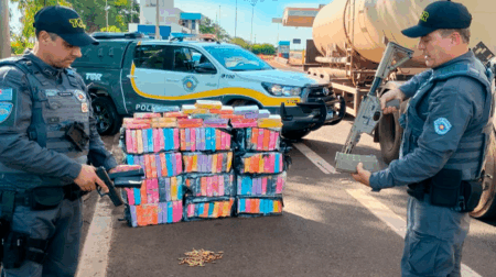 Armas e drogas apreendidas - FOTO: Polícia Rodoviária/Divulgação