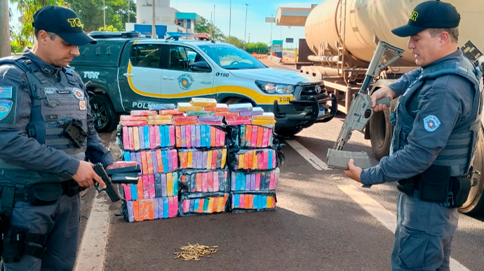 Armas e drogas apreendidas - FOTO: Polícia Rodoviária/Divulgação