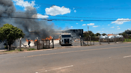 Bombeiros e Defesa Civil realizam rescaldo para conter as chamas - FOTO: Portal AssisCity