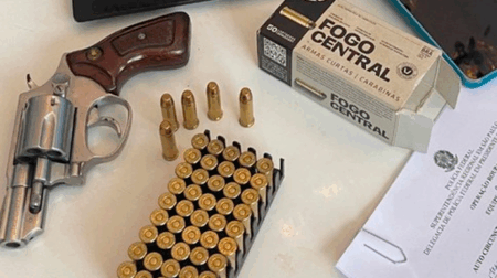 Arma de fogo foi apreendida na casa de um dos alvos, que acabou preso em flagrante por posse irregular de arma - FOTO: Polícia Federal/Divulgação