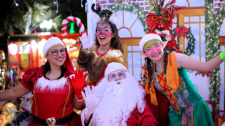 O público acompanhou a apresentação teatral e participou de momentos de interação com a carreta iluminada do Papai Noel. Foto: PMM/ Divulgação