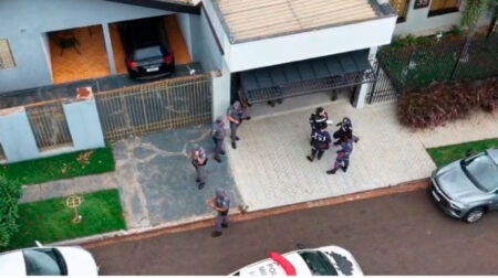 Segundo o boletim de ocorrência, o agente invadiu a casa no bairro Jardim Ouro Verde, encapuzado e armado. Foto: Wagner Carrijo/ Imagens cedidas
