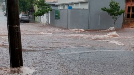 Chuva forte alaga trechos de ruas em Assis./ Foto: Redes Sociais