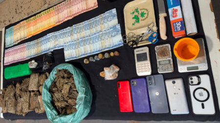 Drogas e dinheiro apreendidos - FOTO: Polícia Militar/Divulgação