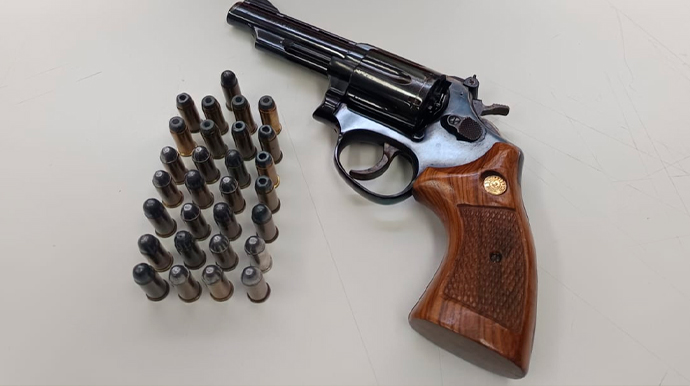 Arma e munição apreendida - FOTO: Polícia Civil/Divulgação
