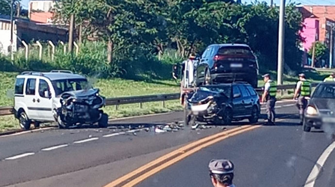 Colisão frontal deixa duas pessoas feridas na Rodovia Miguel Jubran, em Assis