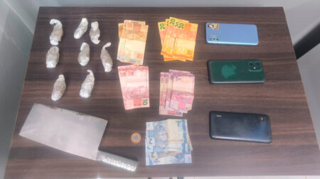 Drogas e objetos apreendidos durante a ação - FOTO: Polícia Militar/Divulgação