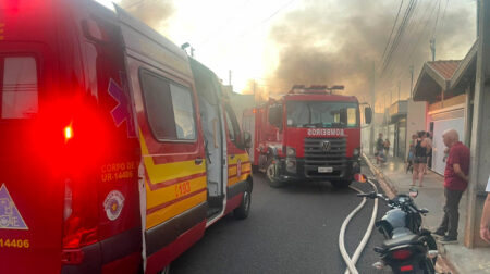 Fogo mobilizou viaturas do Corpo de Bombeiros e Unidades de Resgate, além da Defesa Civil - FOTO: Defesa Civil/Divulgação