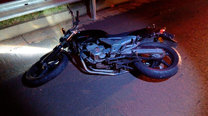 Motociclista foi arremessado metros à frente da moto - FOTO: Artesp