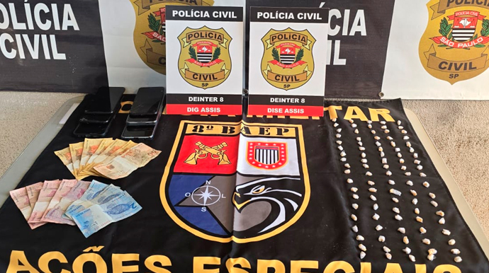 Drogas e dinheiro foram apreendidos - FOTO: Polícia Civil