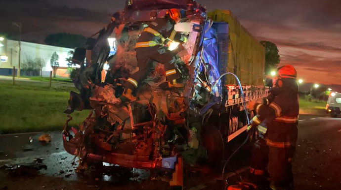 Acidente entre caminhão e carreta deixa um morto na Raposo Tavares, em Assis
