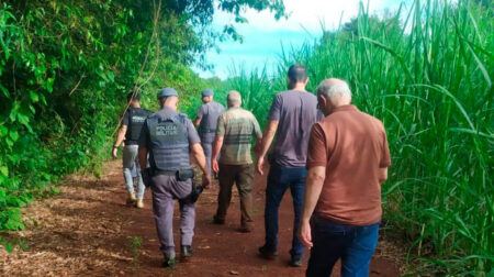 O suspeito informou aos policiais que estava escondido em uma área de mata desde o dia do crime. Foto: Polícia Civil