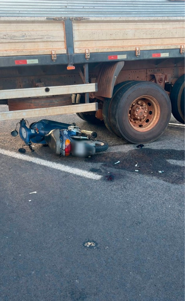 Com o impacto da batida a motocicleta parou embaixo do caminhão. Foto: Redes Sociais
