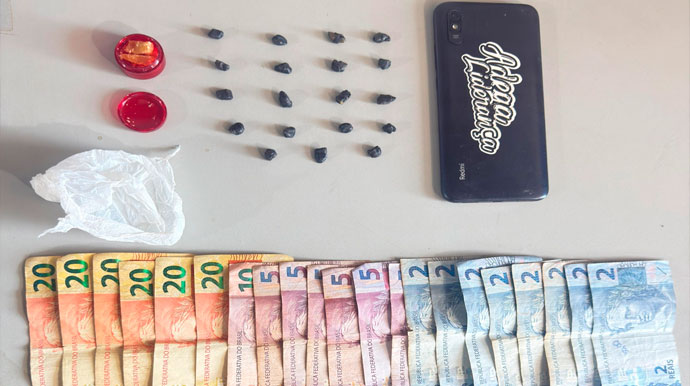 Após denúncia anônima, Polícia Militar desarticula ponto de tráfico e prende dois jovens no centro de Ibirarema Jovens de 19 foram encaminhados até a CPJ de Assis - FOTO: Polícia Militar