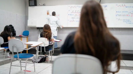 Estudos apontam que, políticas públicas como o Fies funcionam como instrumento de permanência para estudantes de baixa renda. Foto: Agência Brasil