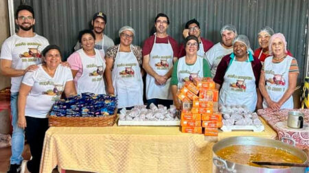 O projeto conta com mais de 20 voluntários diretos e uma ampla rede de apoiadores. Todas as sextas-feiras, mais de 150 famílias são atendidas. Foto: Bete Ferreira