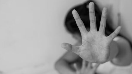 Pesquisas apontam que a maioria dos casos de estupro de vulnerável acontece dentro do ambiente familiar, o que torna o crime ainda mais grave e difícil de ser identificado. Foto: Freepik/ Direitos reservados