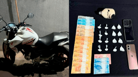 Moto, drogas e dinheiro foram apreendidos - FOTO: Polícia Militar de Assis
