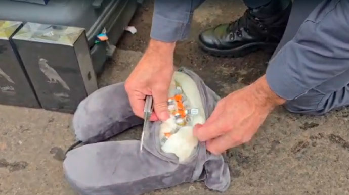 Medicamentos estavam escondidos dentro de almofadas de pescoço - FOTO: Polícia Militar Rodoviária