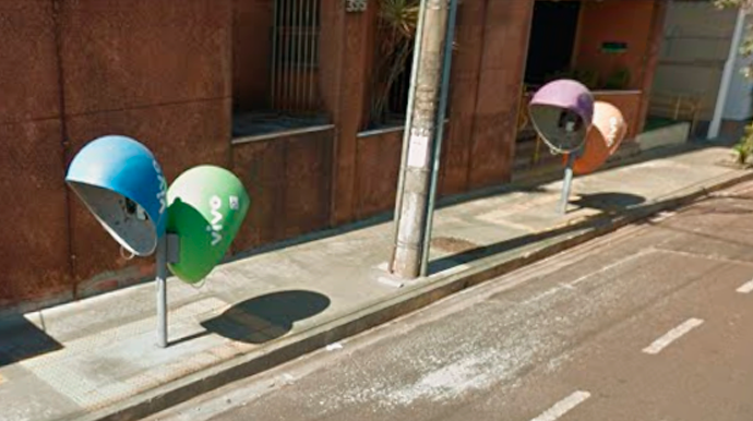 Orelhões na R. Rangel Pestana, onde ficava a Telefônica em Assis. Imagem de 2017. FOTO: Google Street View