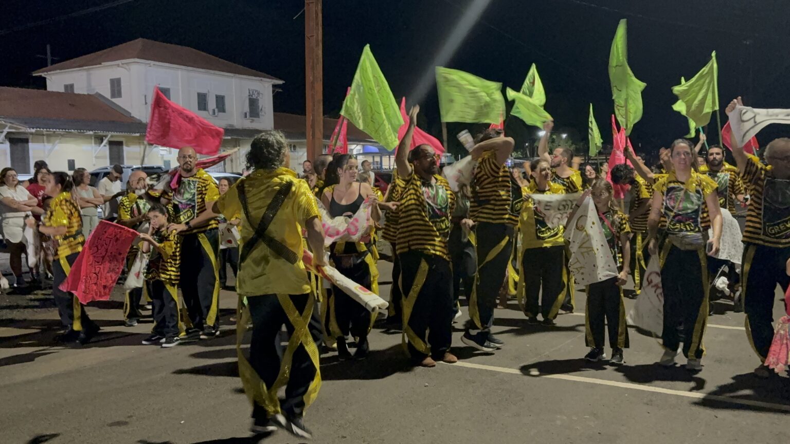 Vila Operária transforma ferro e suor em samba e resistência Desfile da V.O deu início a programação do CarnAssis 2026 neste sábado, 14 - FOTO: Portal AssisCity
