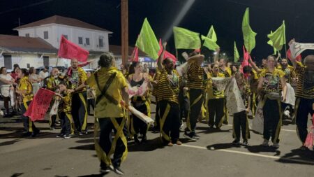 Vila Operária transforma ferro e suor em samba e resistência Desfile da V.O deu início a programação do CarnAssis 2026 neste sábado, 14 - FOTO: Portal AssisCity