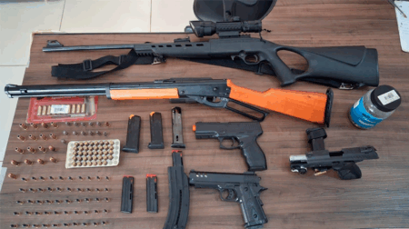 Armamento foi apreendido e mais de 250 munições foram também encontradas - FOTO: Polícia Militar/Divulgação