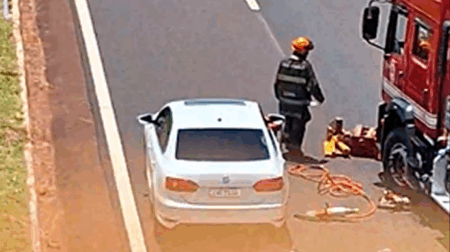 Homem chegou a ser socorrido, mas não sobreviveu ao impacto - FOTO: Repórter Ourinhos/Reprodução
