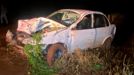 Veículo foi encontrado à margem da pista totalmente abandonado - FOTO: Enviada ao Portal AssisCity