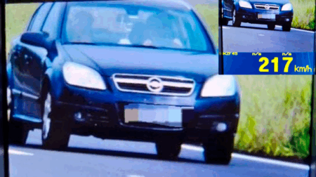 Na última sexta-feira, dia 13, um veículo Corsa foi flagrado por radares a mais de 200km/h na Raposo Tavares, próxima a Sta Cruz do Rio Pardo - FOTO: Polícia Rodoviária/Divulgação