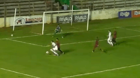Pênalti marcado aos 27 minutos do 1º tempo deu a vitória para o Barretos; lance foi muito contestado pela equipe mariana - FOTO: Reprodução/FPF