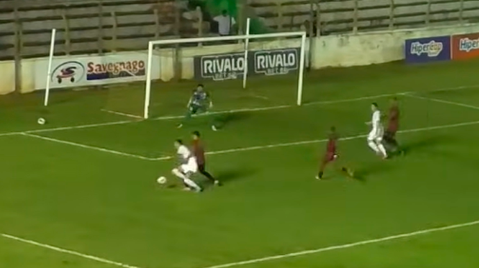 Pênalti marcado aos 27 minutos do 1º tempo deu a vitória para o Barretos; lance foi muito contestado pela equipe mariana - FOTO: Reprodução/FPF