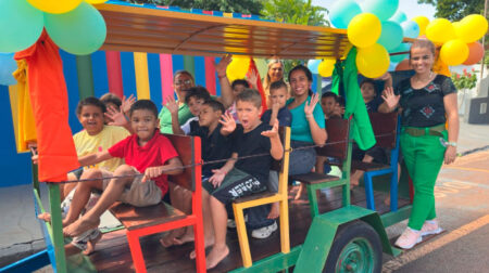 Para marcar a volta às aulas, as escolas prepararam atividades recreativas, como pipoca, algodão-doce e passeio de trenzinho. Foto: Prefeitura/ Divulgação