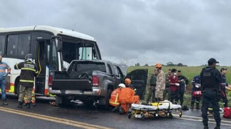 Equipes de resgate atenderam acidente entre caminhonete e ônibus na BR-163; motorista de Paraguaçu Paulista morreu no local. Foto: Corpo de Bombeiros