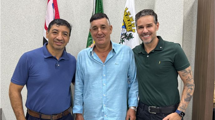 Prefeito Eraldo Pereira e ao vice-prefeito Júlio Urbano, com o vereador Poeta. Foto: Prefeitura de CM