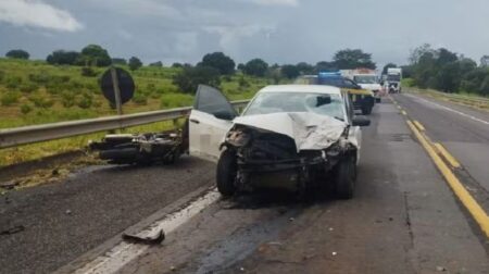 Acidente entre carro e moto na BR-153, em Marília, deixou casal morto no local. Foto: PRF
