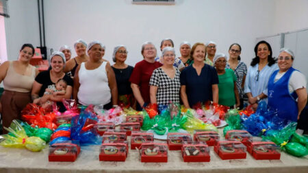 Oficinas ensinaram moradores a fazer chocolates de Páscoa para vender e aumentar a renda. Foto: Prefeitura de Cruzália