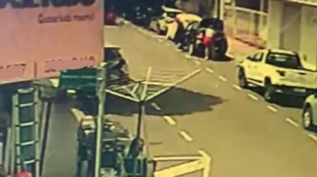 Câmeras de segurança flagraram o momento em que mulher pega churrasqueira em frente a loja e coloca no carro. Foto: Redes Sociais