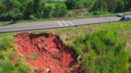 Cratera aberta após fortes chuvas causou a interdição total da rodovia. Foto cedida - G1/Bauru-Marília