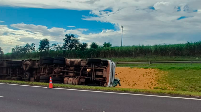 Caminhão carregado com soja tomba na Rodovia Raposo Tavares próximo a Maracaí e deixa motorista ferido Acidente foi registrado na tarde desta quinta-feira, 19 - FOTO: Marcio Moreno Castilho